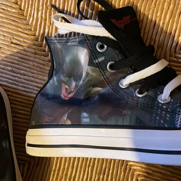 Size 5 men’s/ Size 7 women’s Converse Batman shoes New in box - Picture 3 of 3
